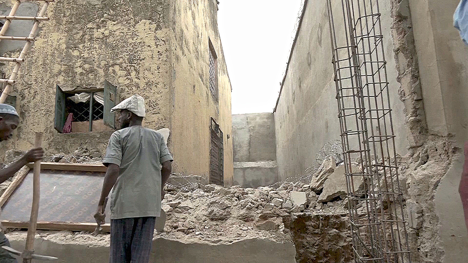 119 заключённых бежали в Нигерии из-за того, что дождь размыл стены тюрьмы
