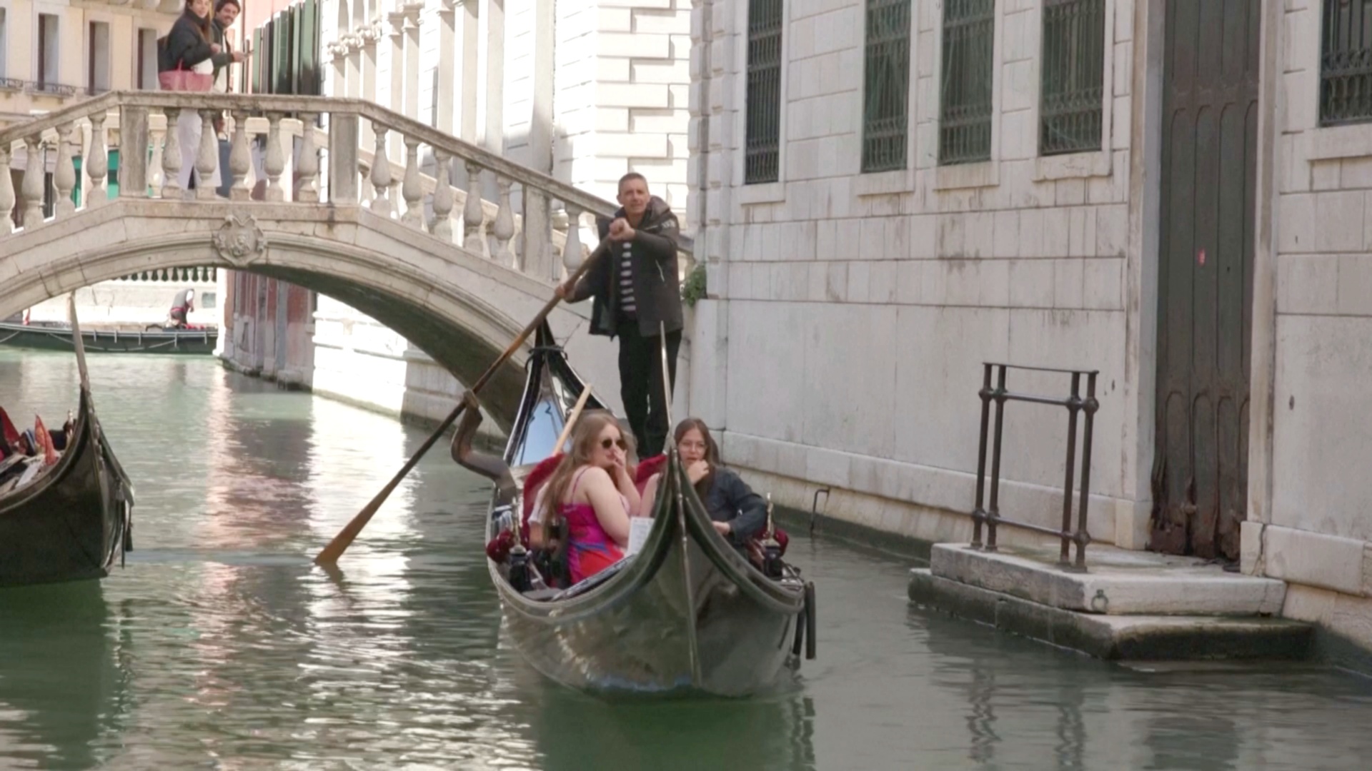 Туристы по-прежнему заполняют гондолы Венеции после введения налога