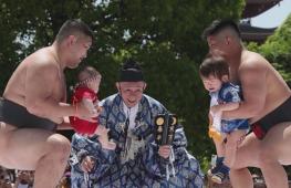 Плачущие малыши и борцы сумо: в Токио прошли соревнования, на которых пугали детей