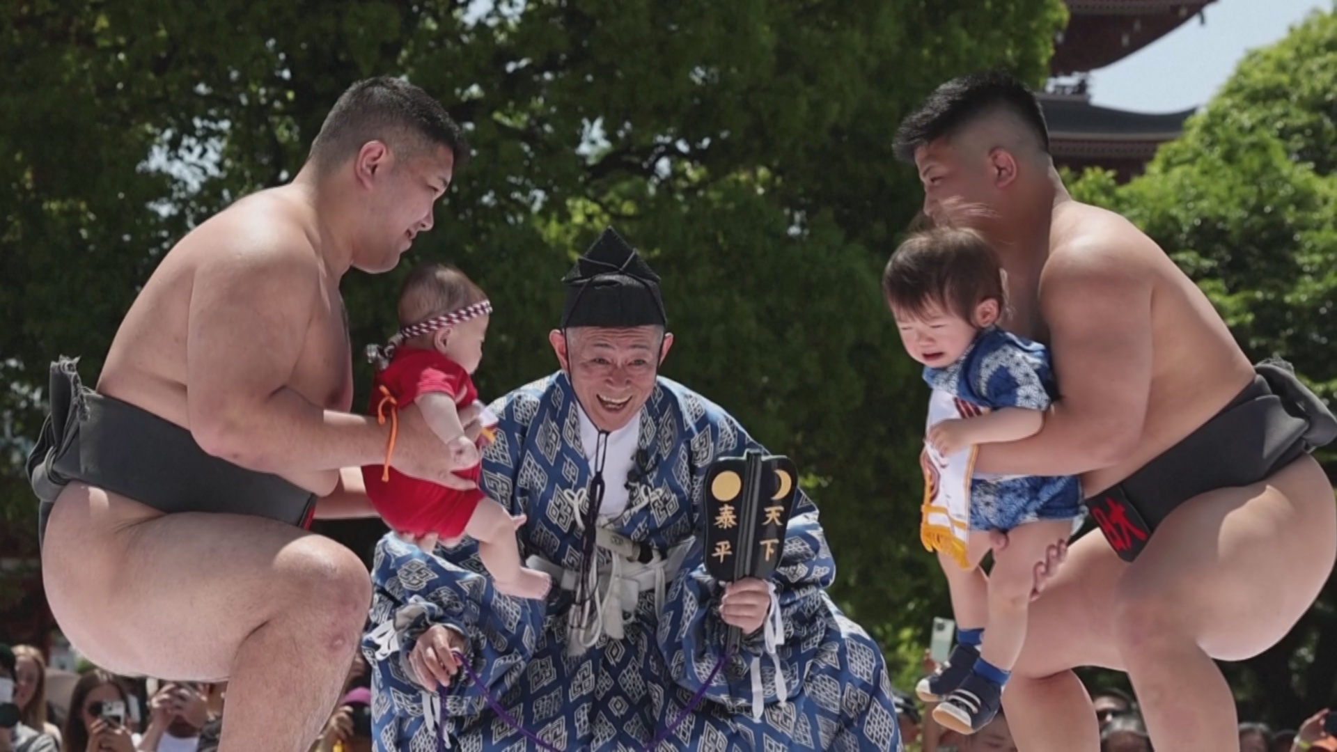 Плачущие малыши и борцы сумо: в Токио прошли соревнования, на которых пугали детей