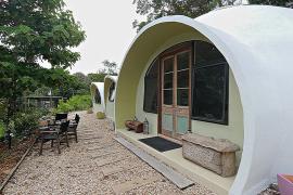 Австралийка построила энергосберегающий дом в виде нескольких иглу