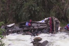 Автобус сорвался в пропасть в Перу: десятки жертв