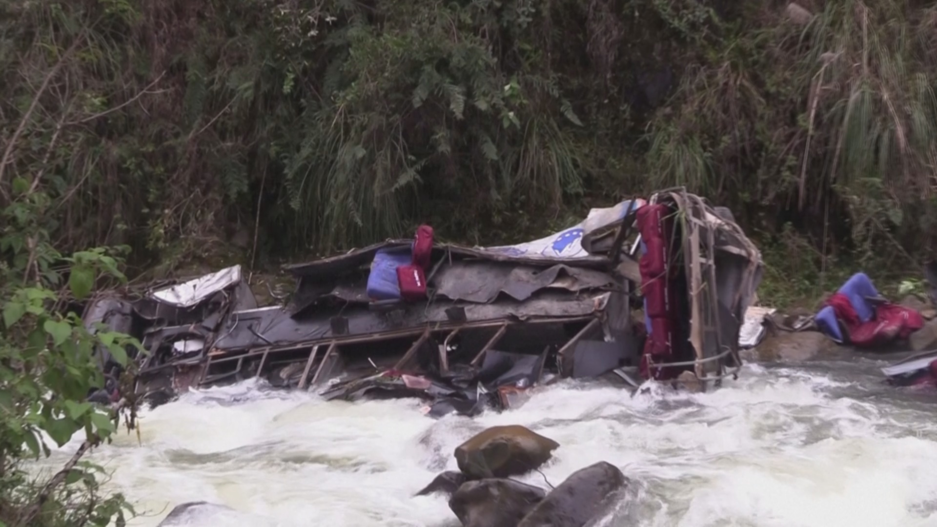Автобус сорвался в пропасть в Перу: десятки жертв