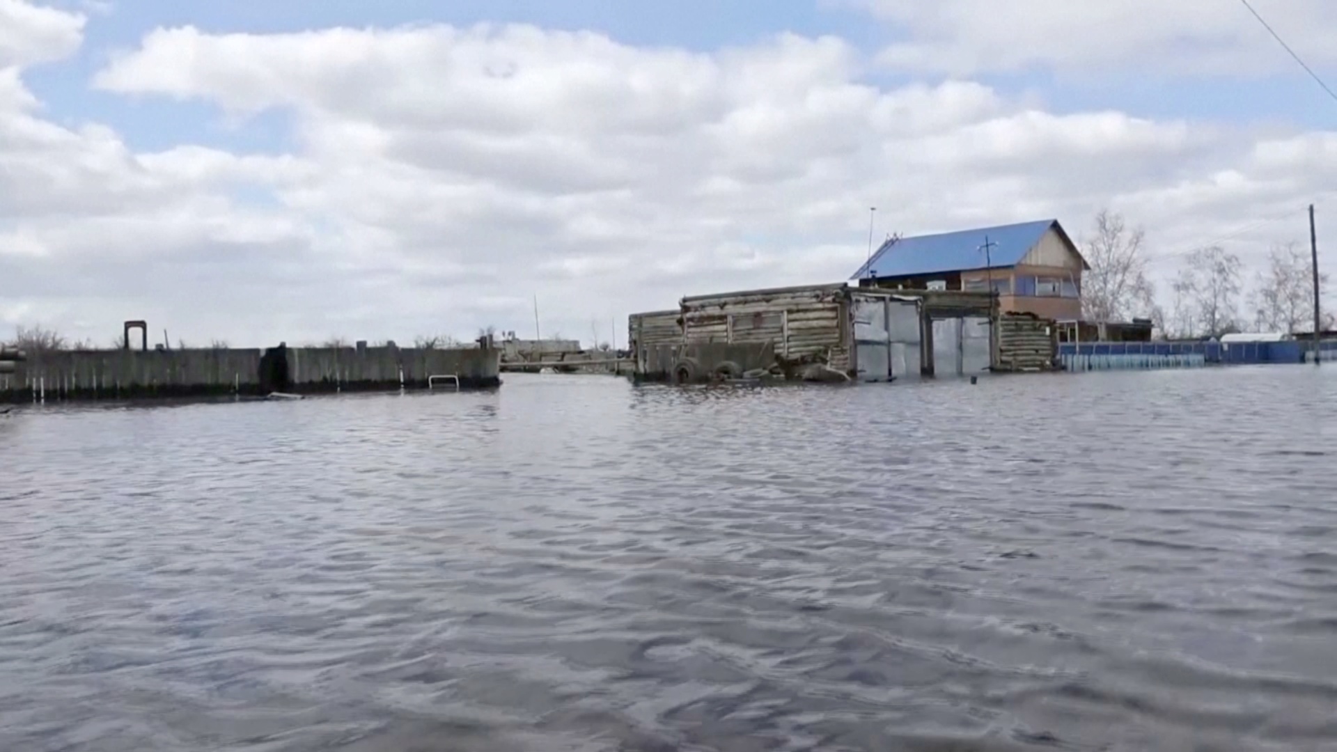 Сотни людей эвакуировались из-за наводнений в Якутии
