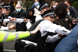 Стычки с полицией: активисты Лондона не дали увезти мигрантов на баржу