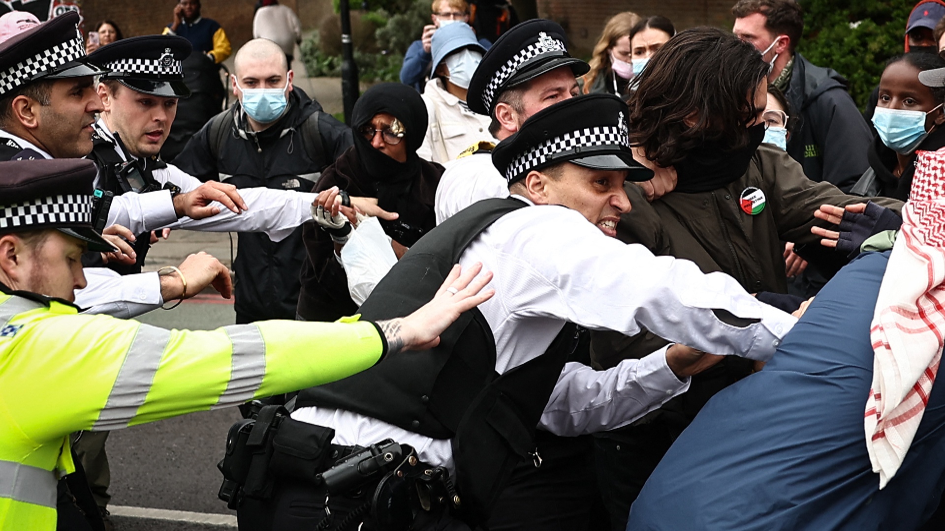 Стычки с полицией: активисты Лондона не дали увезти мигрантов на баржу