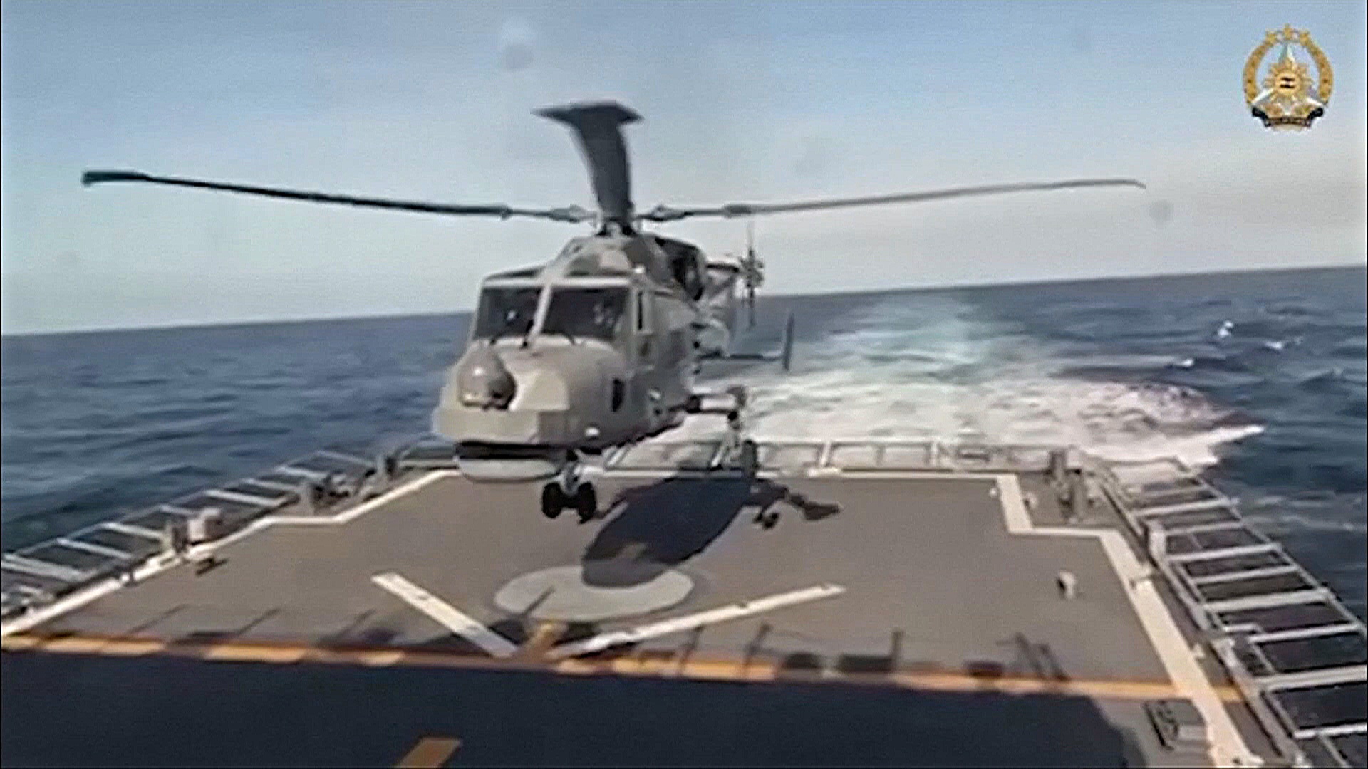 Китайский истребитель чуть не сбил австралийский военный вертолёт
