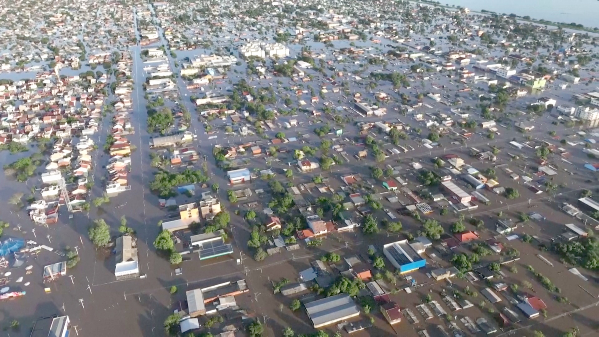 В Бразилии наводнение отрезало от мира целый город