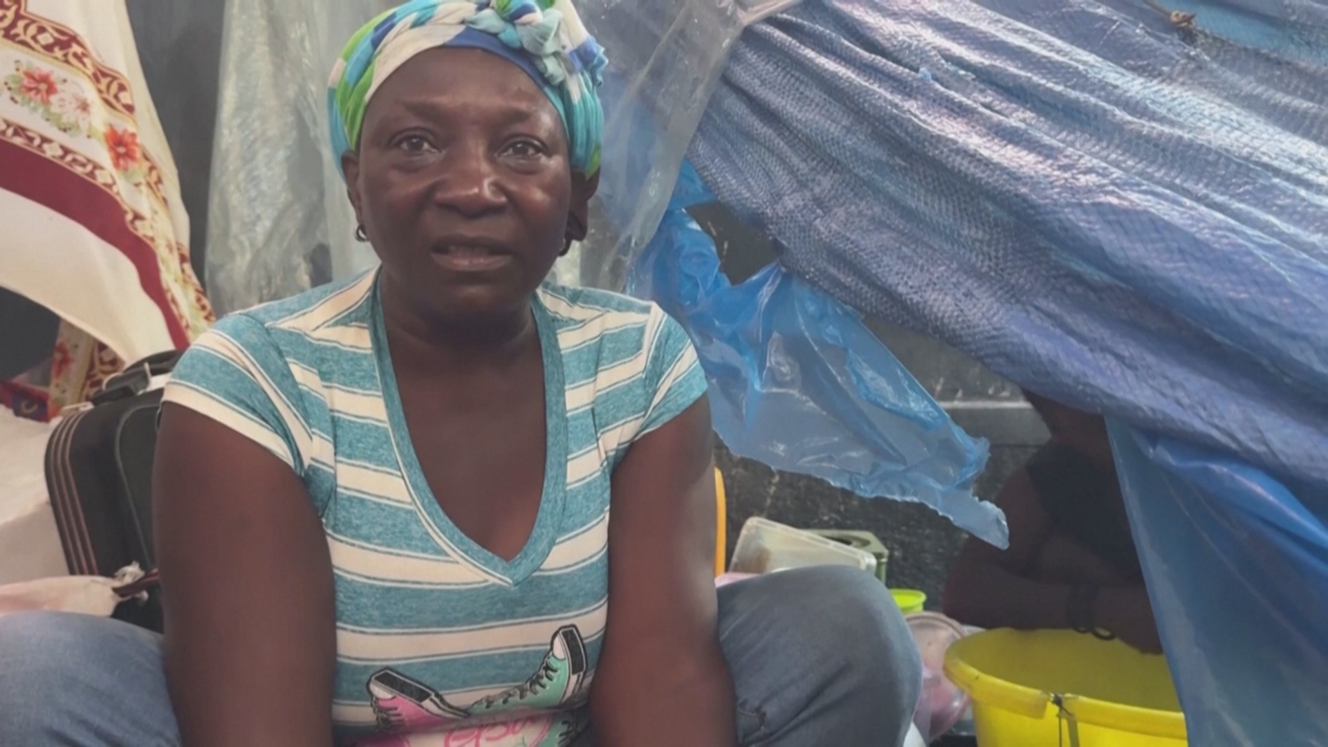 В Гаити переселенцы вынуждены жить в плохих условиях во временных убежищах