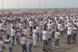 Почти 3000 кубинцев станцевали сальсу, чтобы побить рекорд Гиннесса