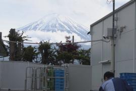 В японском посёлке строят забор, чтобы скрыть от туристов гору Фудзи