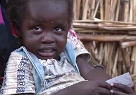 Маму убили, а ребёнка бросили умирать: как 4-летняя девочка спасалась от войны в Судане