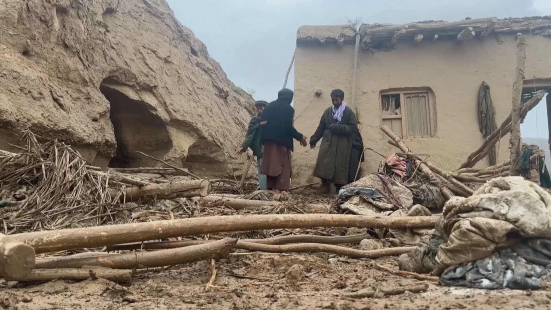 Более 300 человек погибли в результате внезапных наводнений в Афганистане