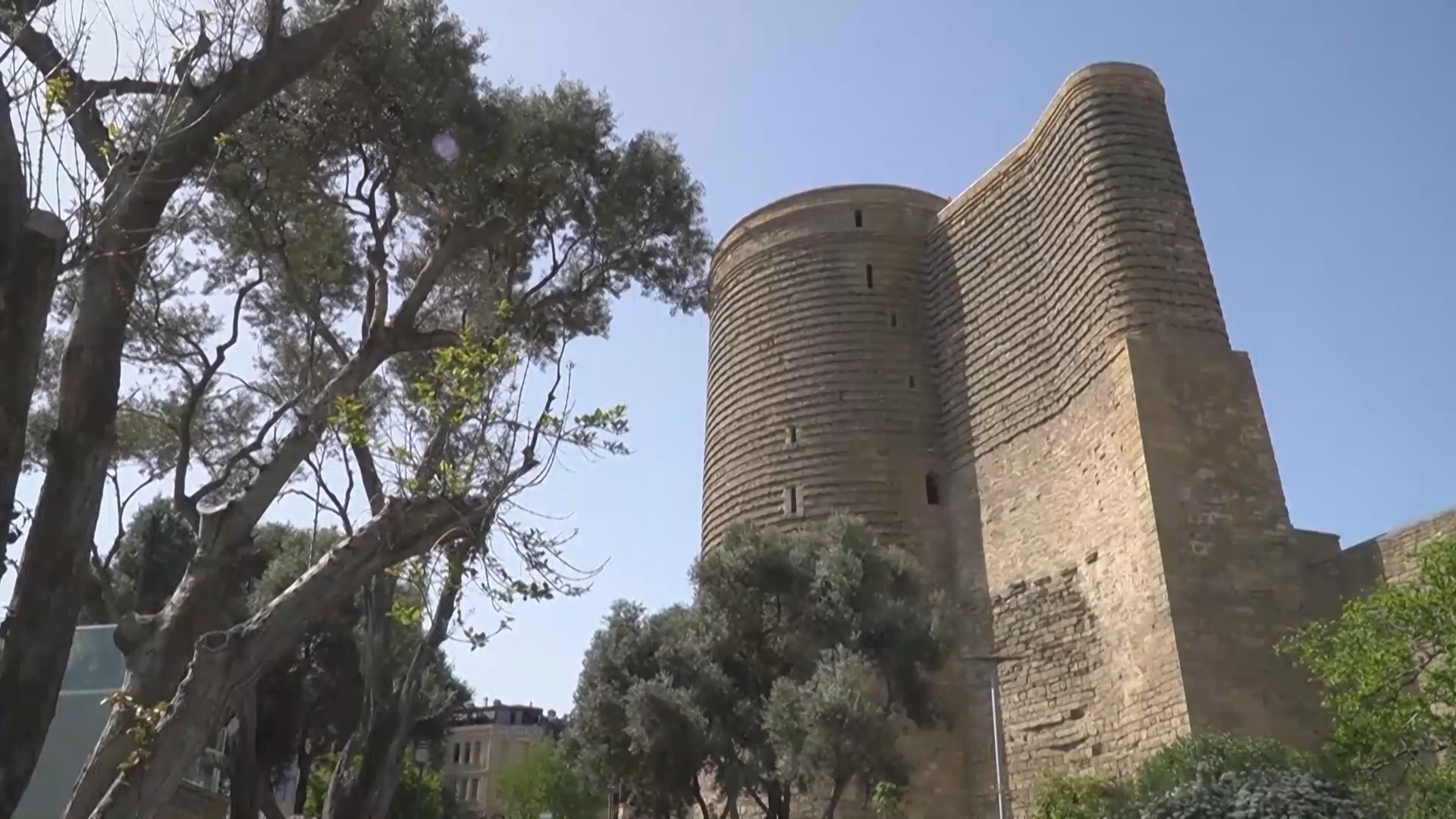 Старый город Баку привлекает туристов древними дворцами, мечетями и караван-сараями