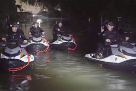 Бразилия: полиция патрулирует затопленные районы на катерах, чтобы помешать мародёрству