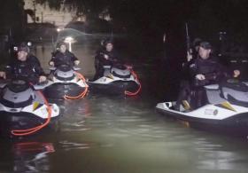 Бразилия: полиция патрулирует затопленные районы на катерах, чтобы помешать мародёрству