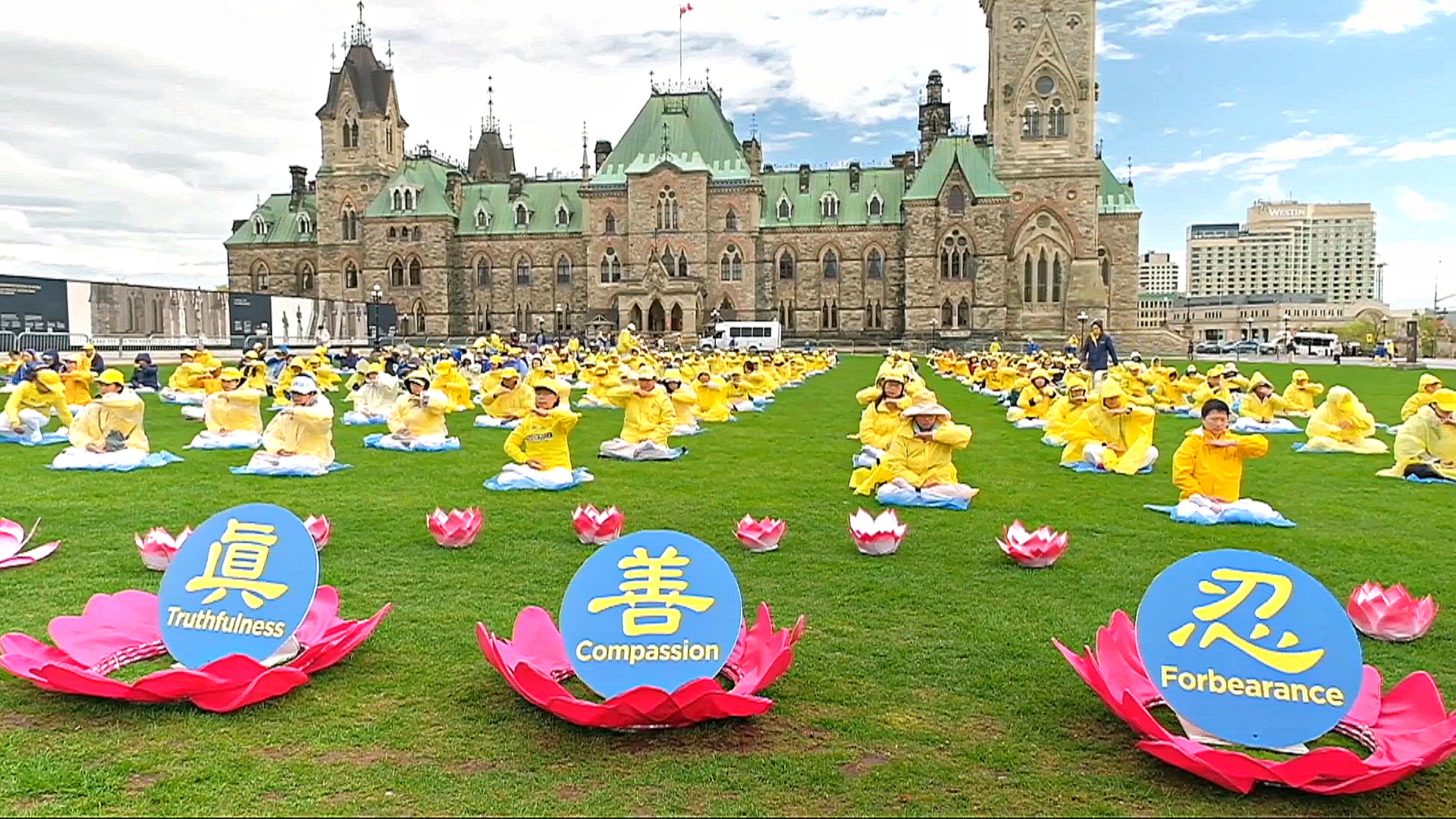 Всемирный День Фалунь Дафа отметили красочными шествиями