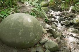 Таинственные каменные сферы привлекают туристов в лес в Боснии