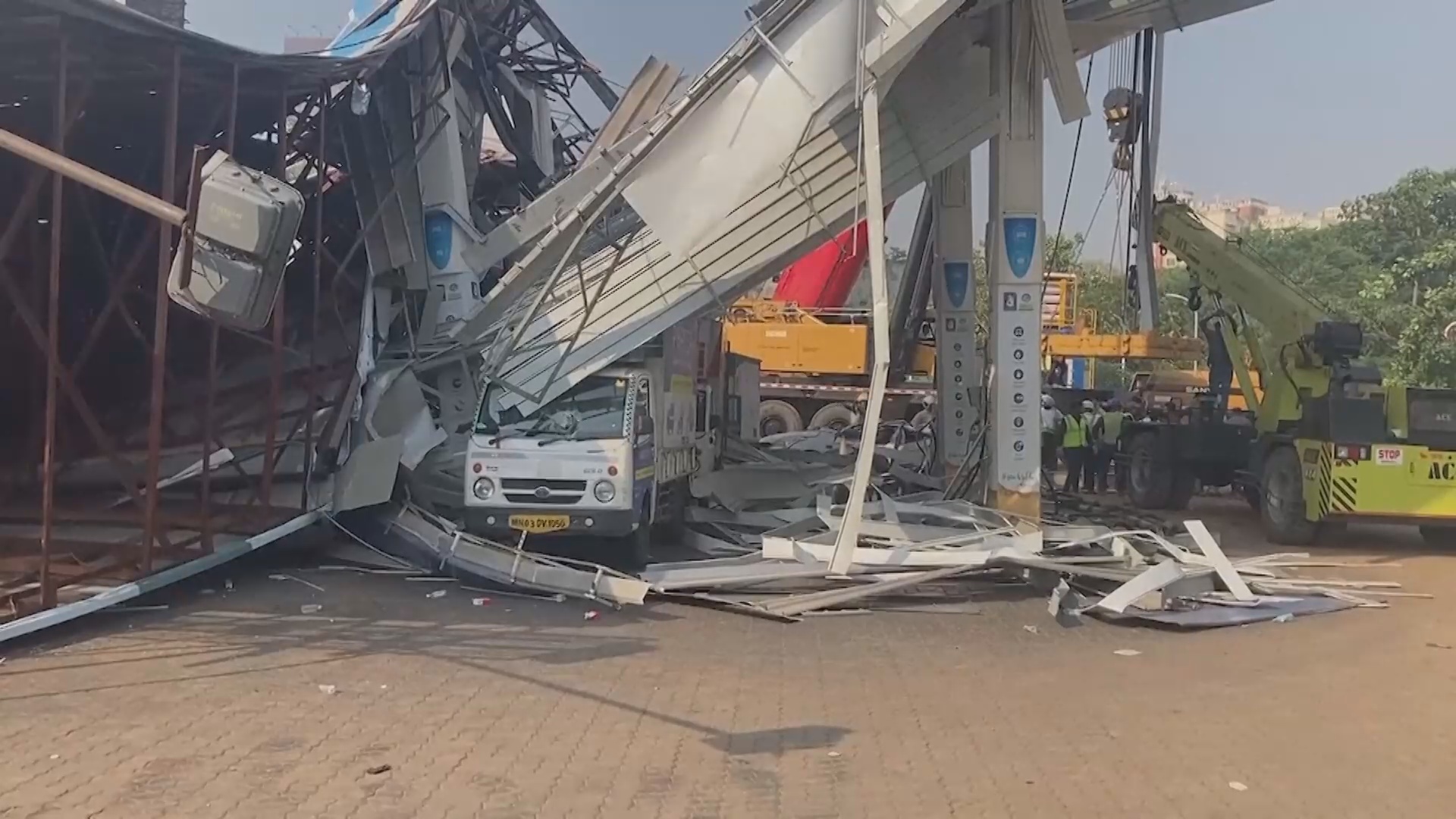 Не менее 14 жертв: огромный рекламный щит упал на людей в Мумбаи
