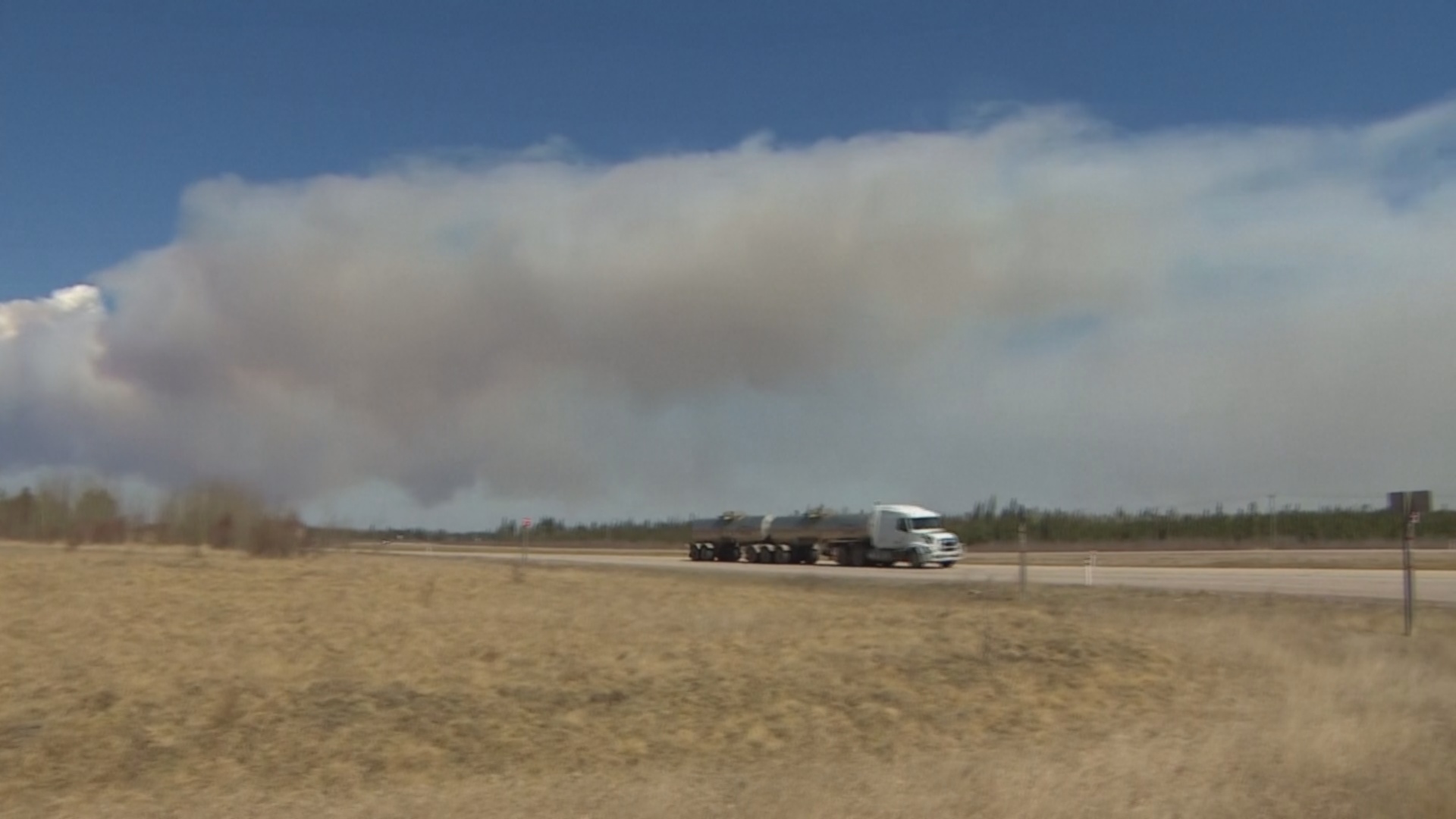 Лесной пожар приближается к канадскому городу, где находятся залежи нефтеносных песков