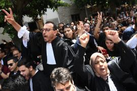 Адвокаты в Тунисе массово протестуют против ареста своих коллег