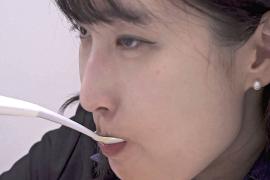 Японская «умная» ложка помогает есть меньше соли