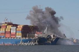 В Балтиморе отбуксировали грузовое судно, обрушившее мост