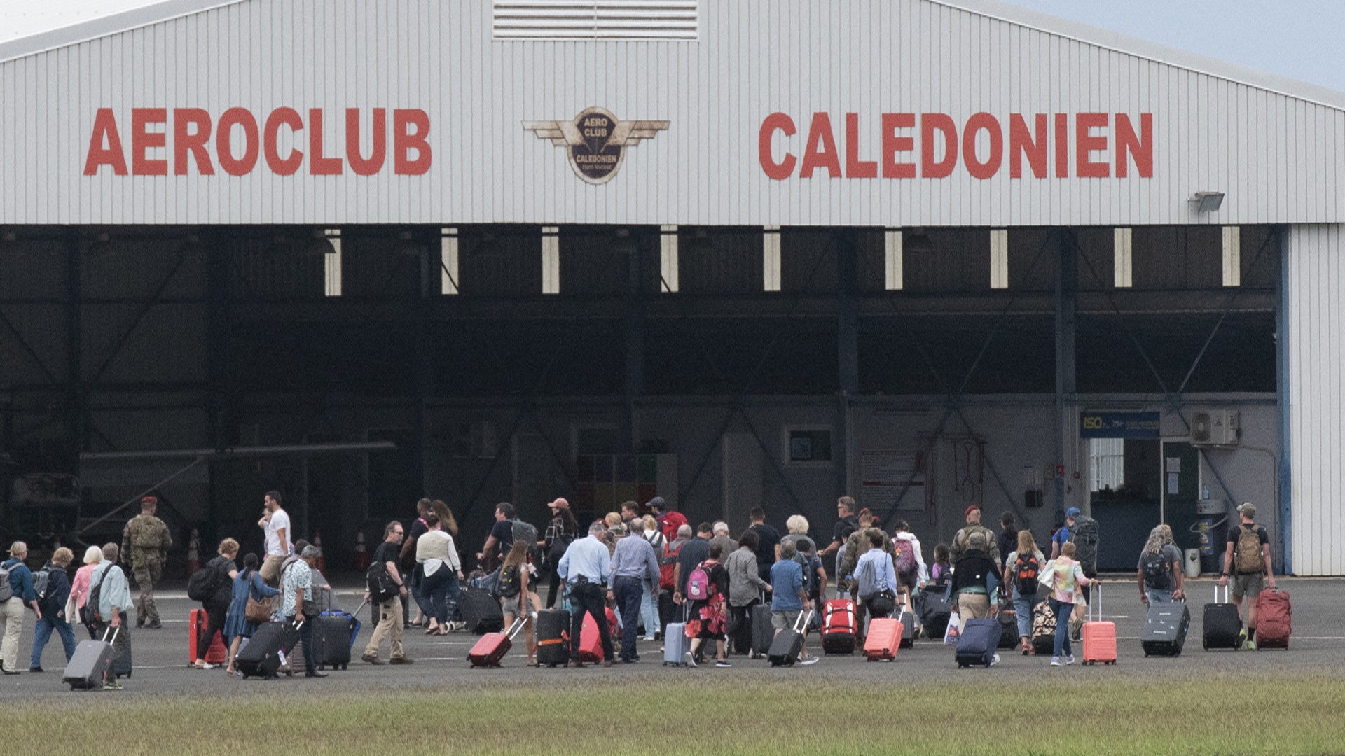 Туристов эвакуируют из Новой Каледонии на военных самолётах