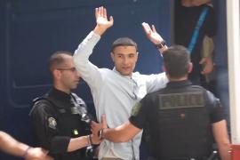 Суд в Греции снял обвинения с девяти египтян, задержанных после смертоносного кораблекрушения