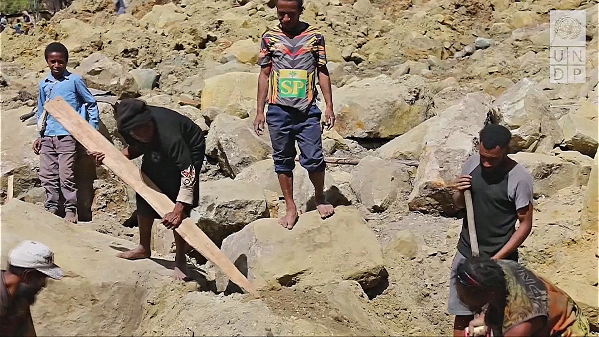Более 2000 человек, возможно, похоронены заживо под оползнем в Папуа – Новой Гвинее