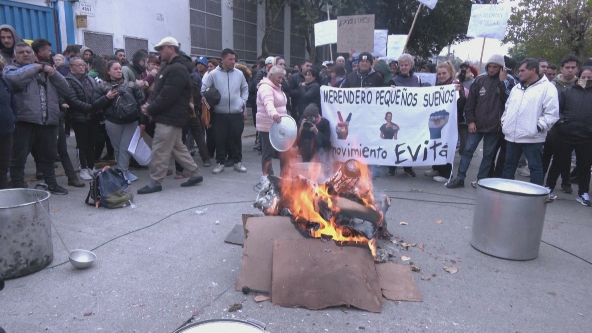 Аргентинские активисты устроили протест у государственного склада с гумпомощью