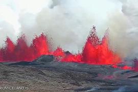 Исландский вулкан на полуострове Рейкьянес выбросил лаву на 50 метров вверх