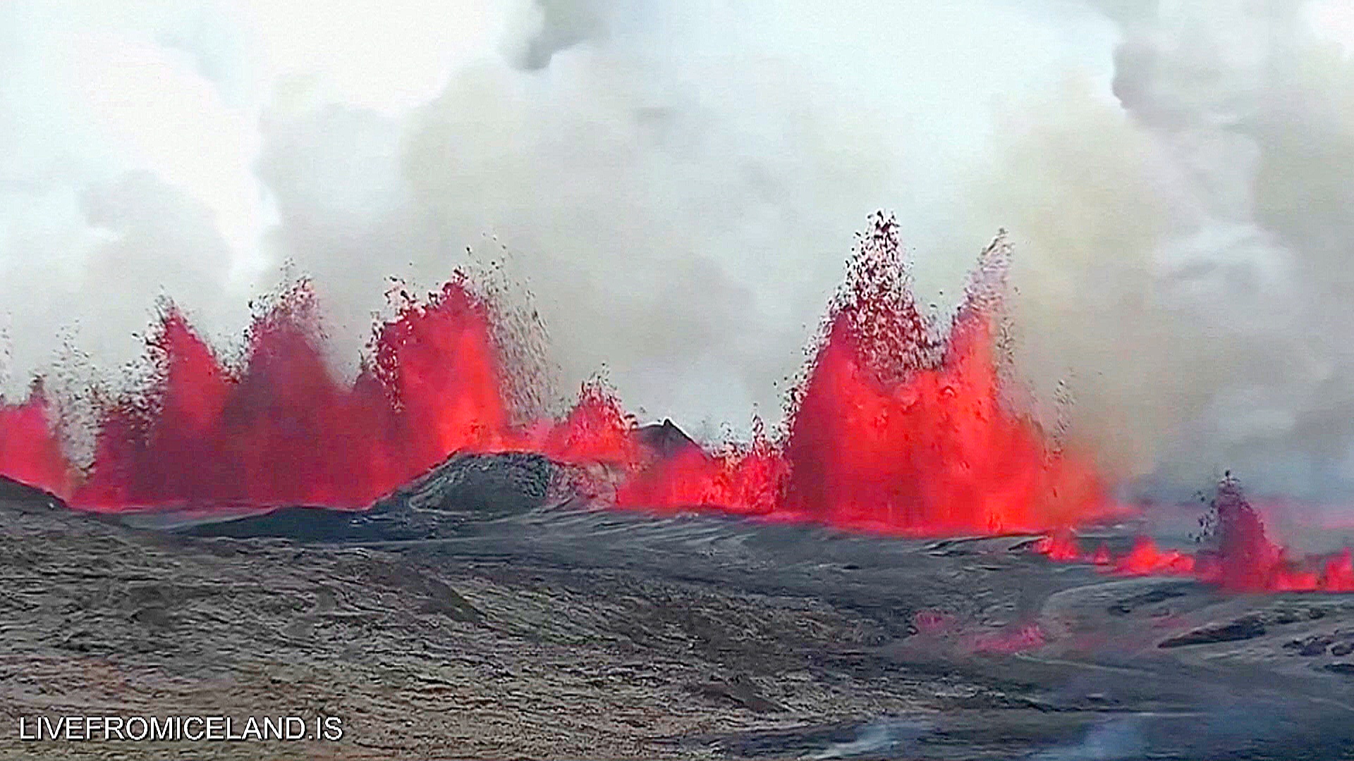 Исландский вулкан на полуострове Рейкьянес выбросил лаву на 50 метров вверх