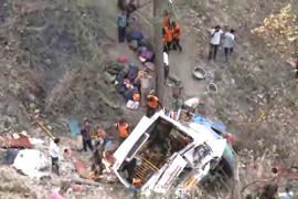 Автобус с паломниками упал в ущелье в Индии: 22 погибших