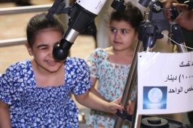 Иракский астроном-любитель приносит на набережную телескоп, чтобы люди любовались Луной