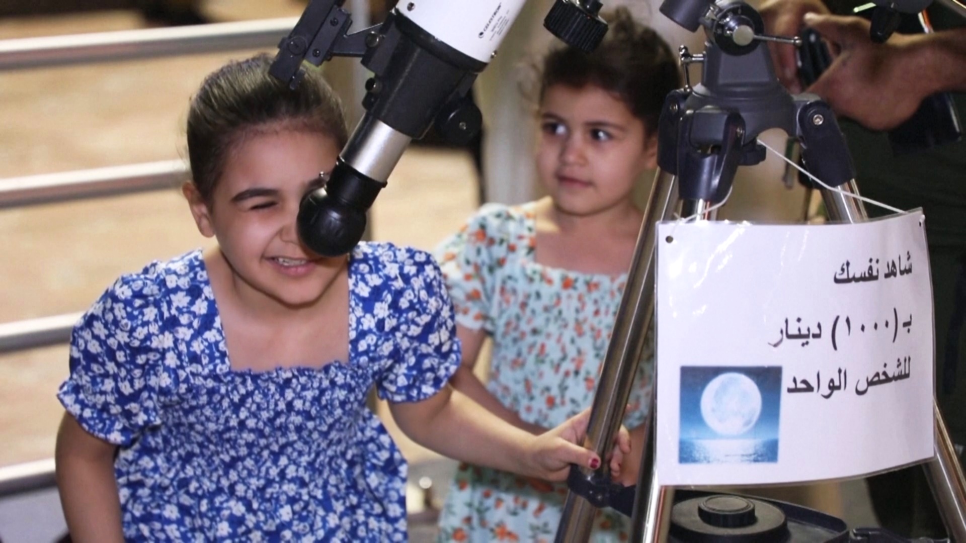 Иракский астроном-любитель приносит на набережную телескоп, чтобы люди любовались Луной