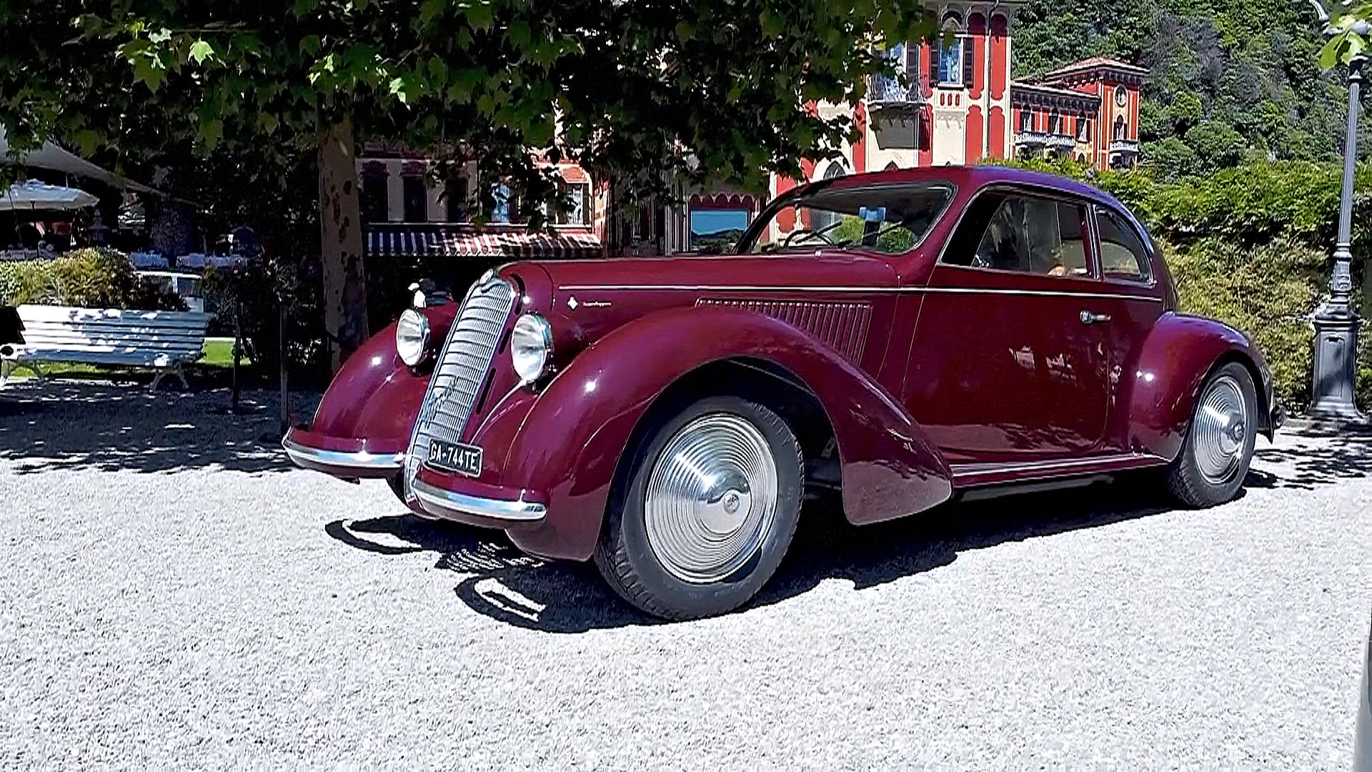 Легендарное купе Alfa Romeo представили на побережье озера Комо в Италии