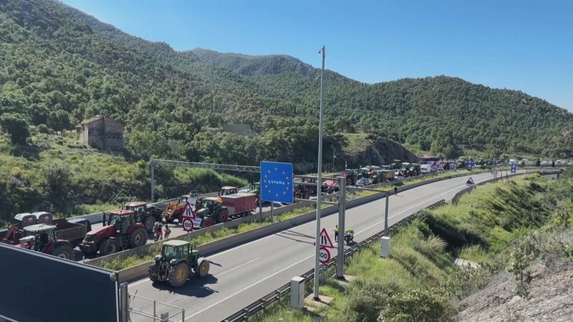 Фермеры заблокировали дороги на границе Испании и Франции в преддверии выборов в ЕС