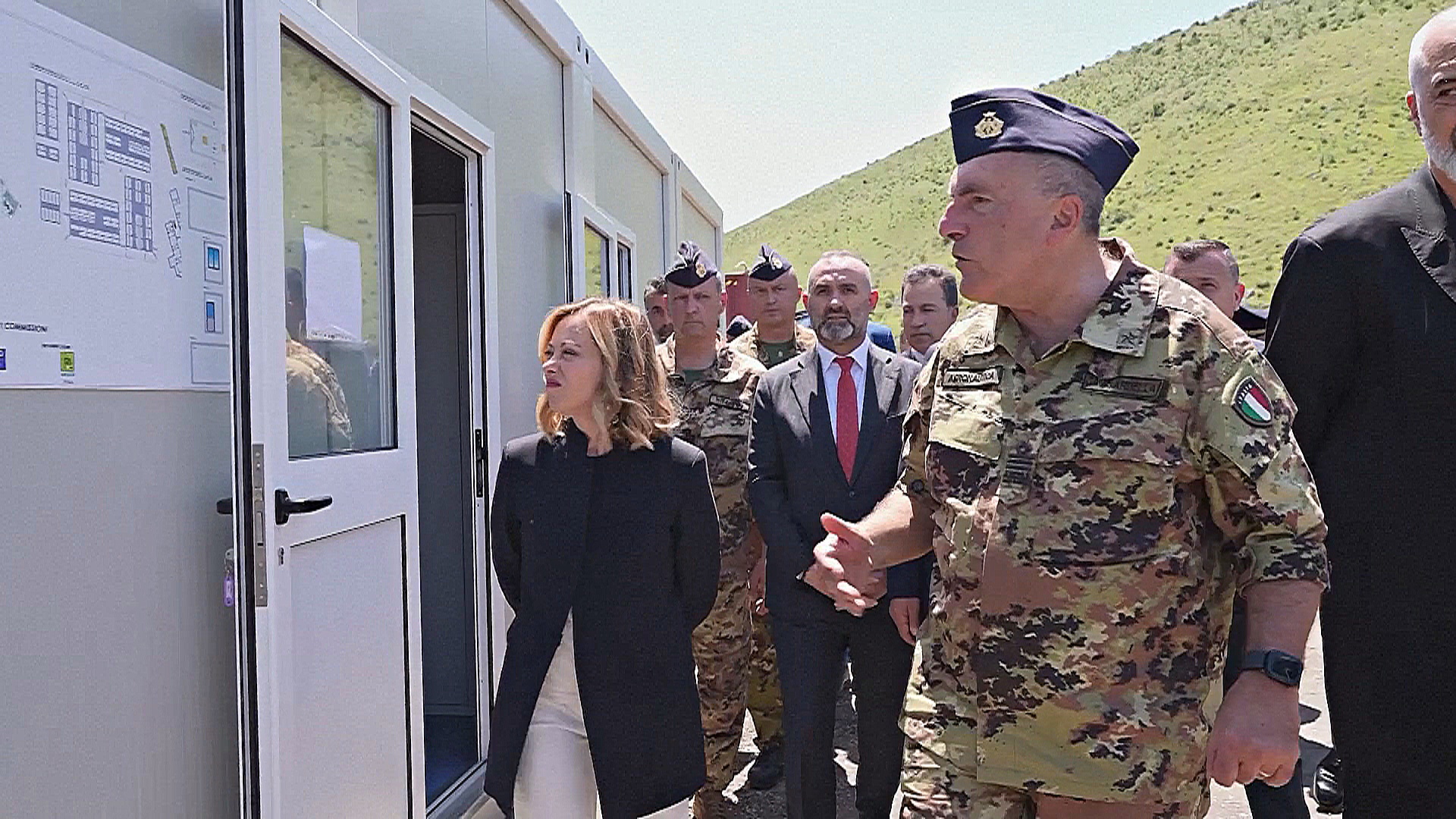 Премьер Италии посетила строящиеся центры для приёма мигрантов в Албании