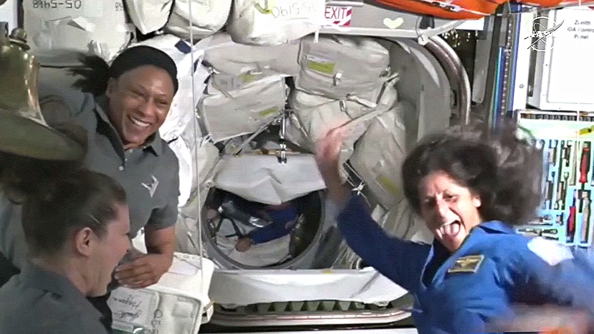 Два астронавта НАСА прибыли на МКС на корабле Starliner от Boeing