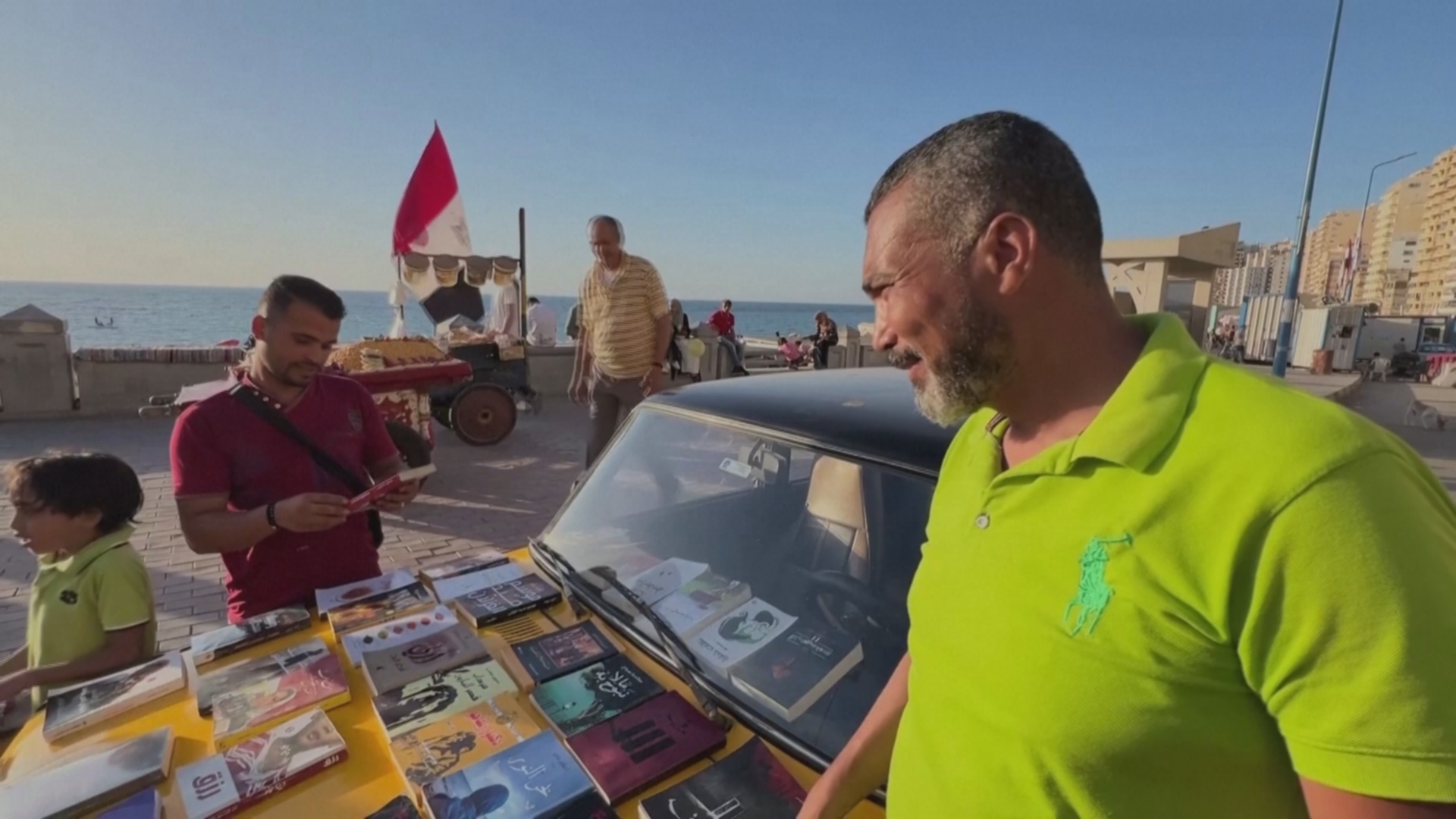 Египетский таксист превратил машину в книжный магазинчик