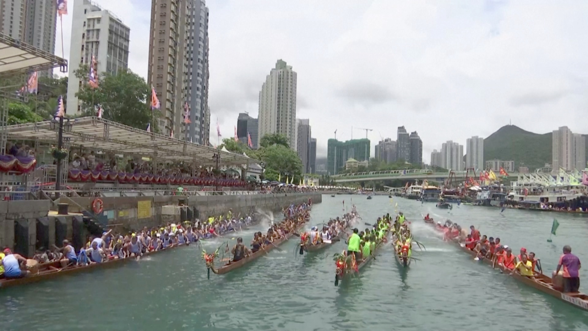 Захватывающие гонки на лодках-драконах устроили в Гонконге