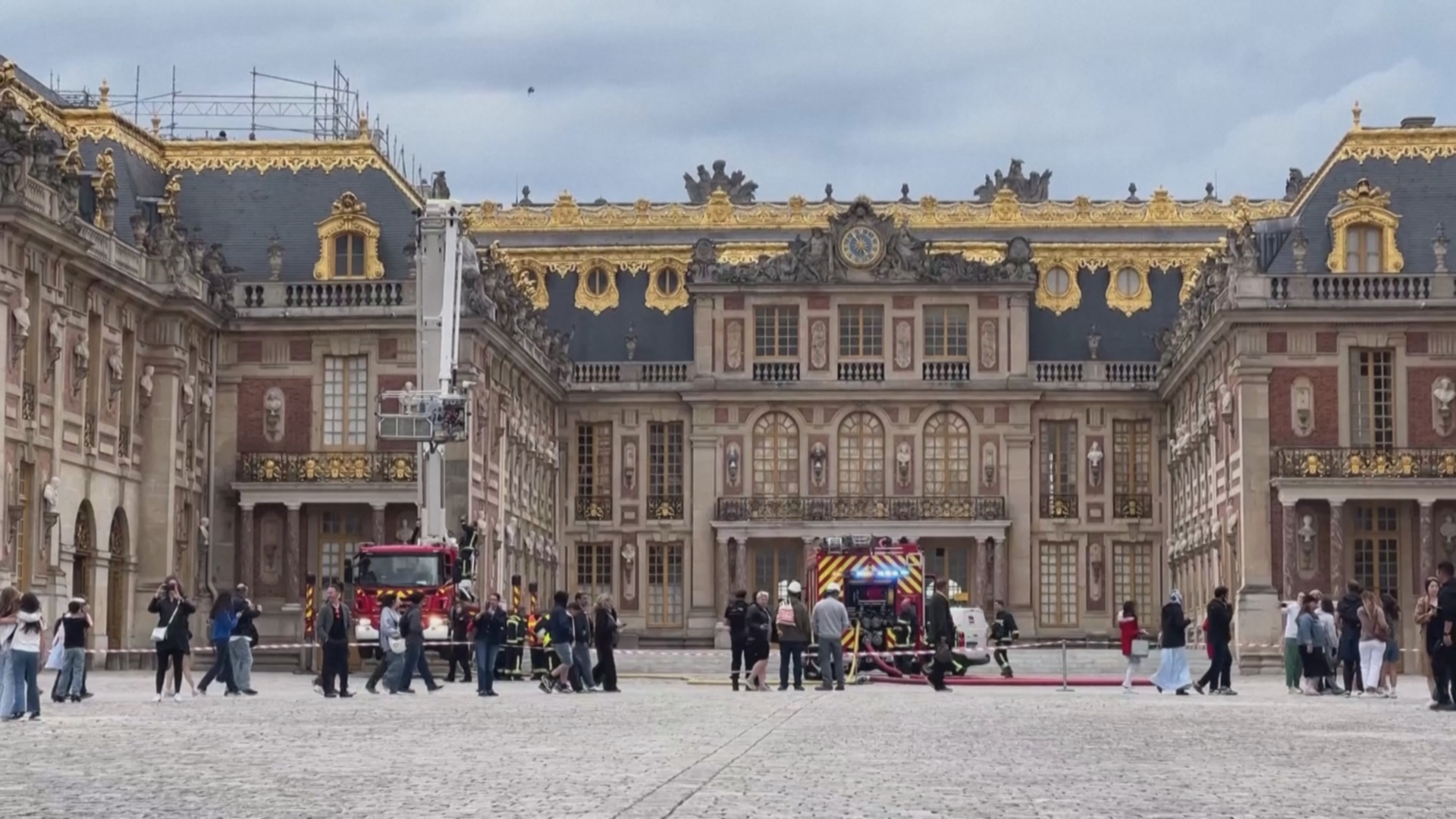 «Все запаниковали»: пожар вызвал переполох в Версале