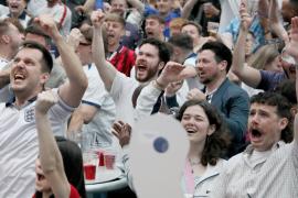 Английские болельщики радуются победе своей сборной в матче Евро-2024