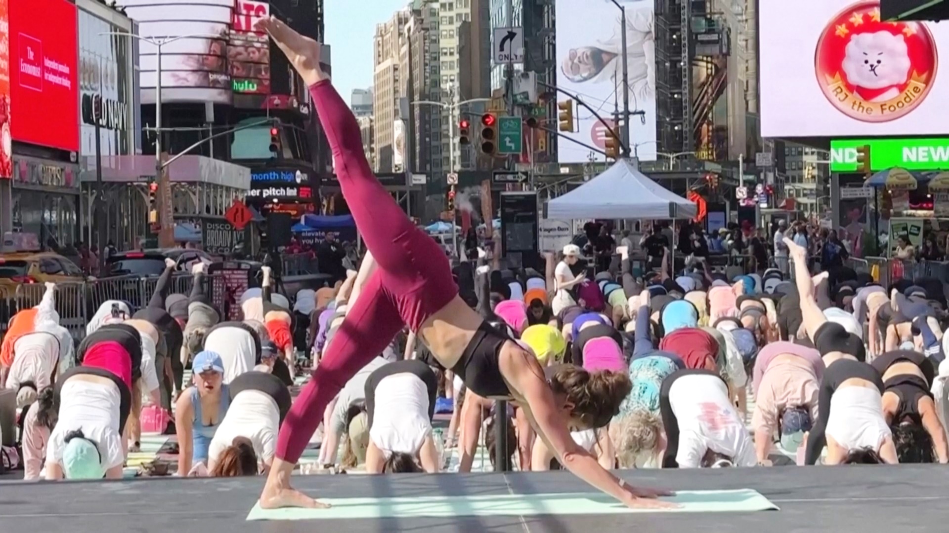 Поклонники йоги празднуют день летнего солнцестояния на Таймс-сквер в Нью-Йорке