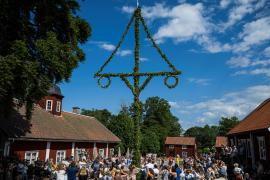 Венки и танцы вокруг шеста: в Швеции отметили Мидсоммар