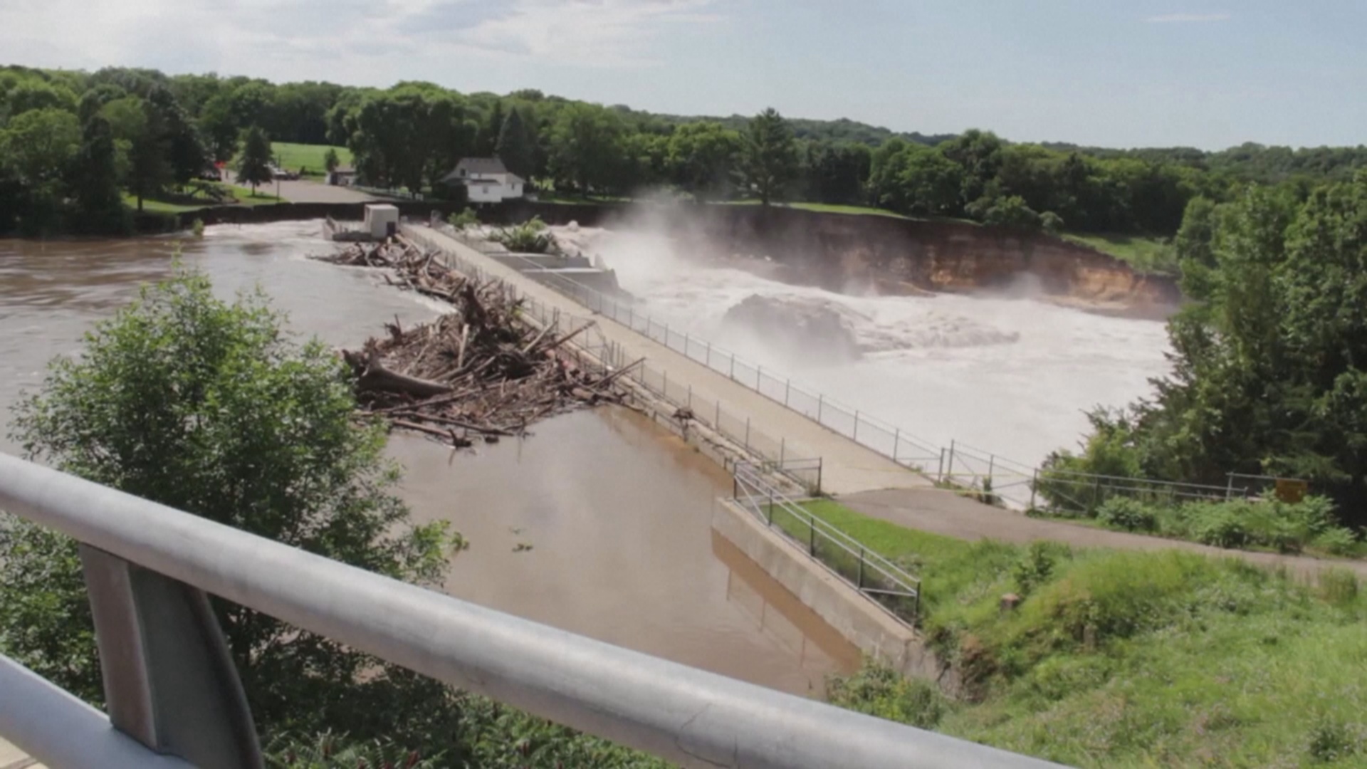 «Надеюсь, не смоет»: в Миннесоте может прорвать плотину