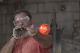 Кубинский стеклодув-самоучка превращает отходы стекла в произведение искусства