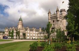 Королевский замок Балморал в Шотландии впервые открылся для публики