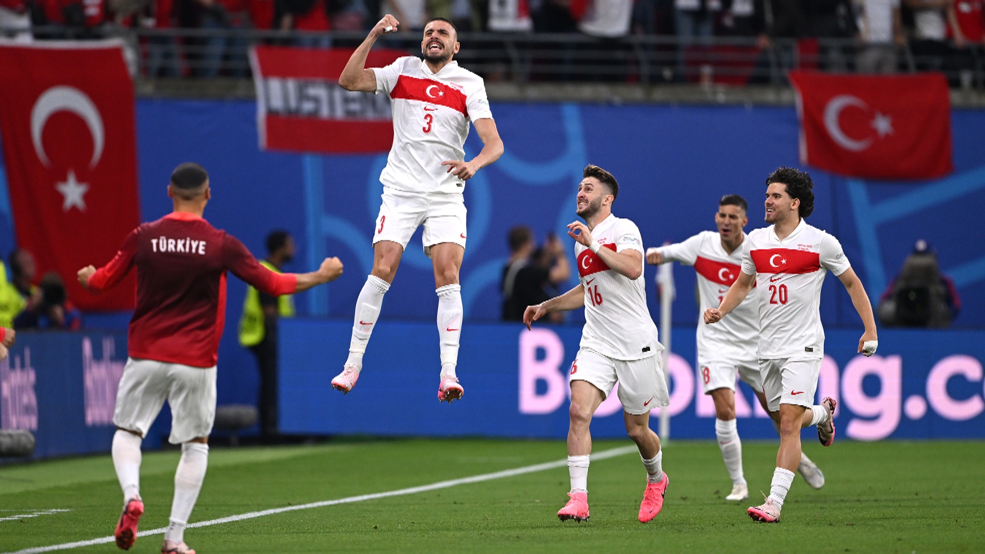 Германия окрасилась в красное: Турция вышла в четвертьфинал Евро-2024